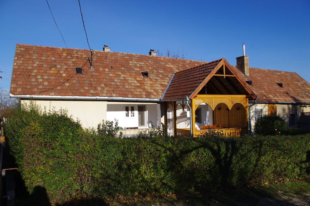 Devenyi Vendeghaz Apartment Csesznek Exterior photo